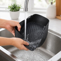 Lavando el molde de silicona bajo el grifo