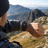 Reloj con brújula usado en senderismo