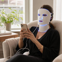 Mascarilla LED usada durante el día como parte de la rutina
