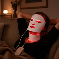 Mascarilla LED usada de noche en casa