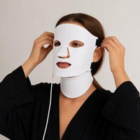 Colocándose la mascarilla facial LED