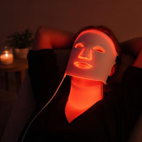 Relajándose con la mascarilla LED encendida