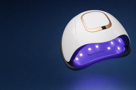 Lámpara UV LED para uñas, vista de estudio azul