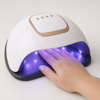 Colocando la mano dentro de la lámpara UV LED