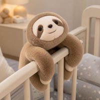 Peluche de brazos largos enganchado en la cuna del bebé