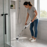 Limpiando la ducha con el cepillo eléctrico